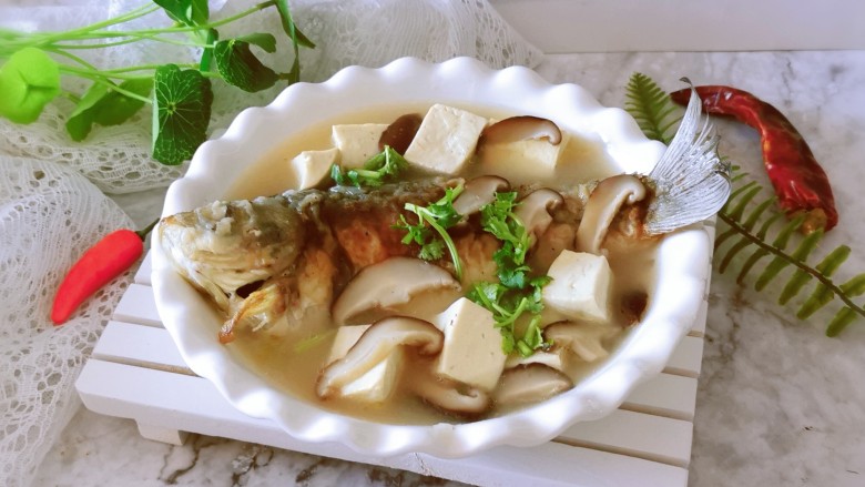 鲫鱼豆腐菇菌汤,装入汤碗，趁热食用。