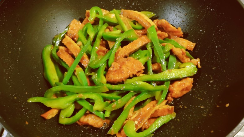 辣椒豆腐干小炒肉,翻拌均匀即可关火出锅。