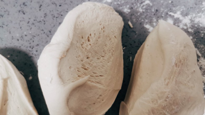豆腐包子,20分钟的面团内部呈小蜂窝状，揉面排气