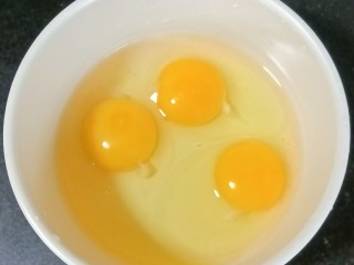 火腿肠炒鸡蛋,鸡蛋磕入碗中