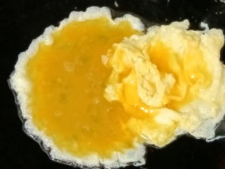 火腿肠炒鸡蛋,凝固后用筷子拨到一边，煎熟