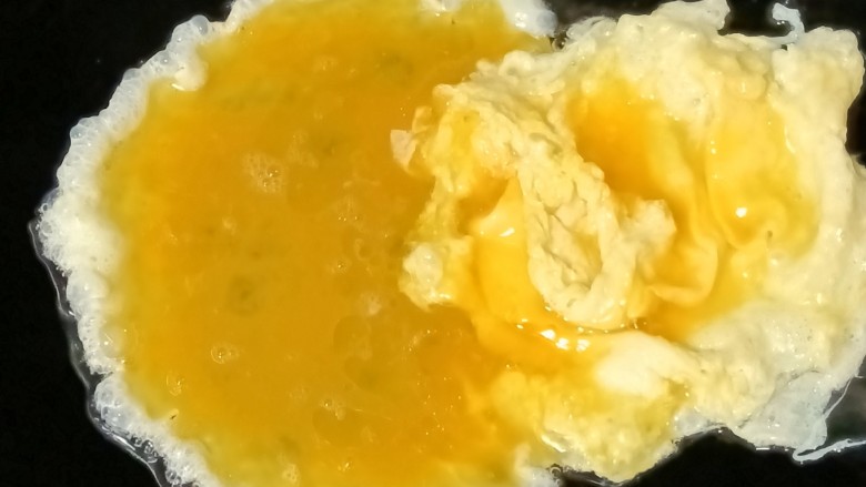 火腿肠炒鸡蛋,凝固后用筷子拨到一边，煎熟