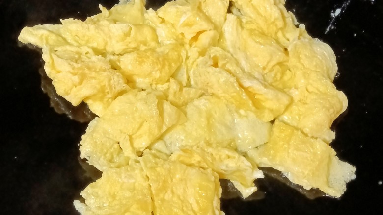 火腿肠炒鸡蛋,用锅铲切小块，盛入盘中