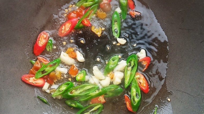 腊肉炒冬笋,锅中烧油，加入葱姜蒜，辣椒炒出香气