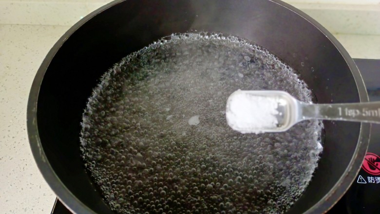 凉拌菠菜,锅里水开加适量的盐。