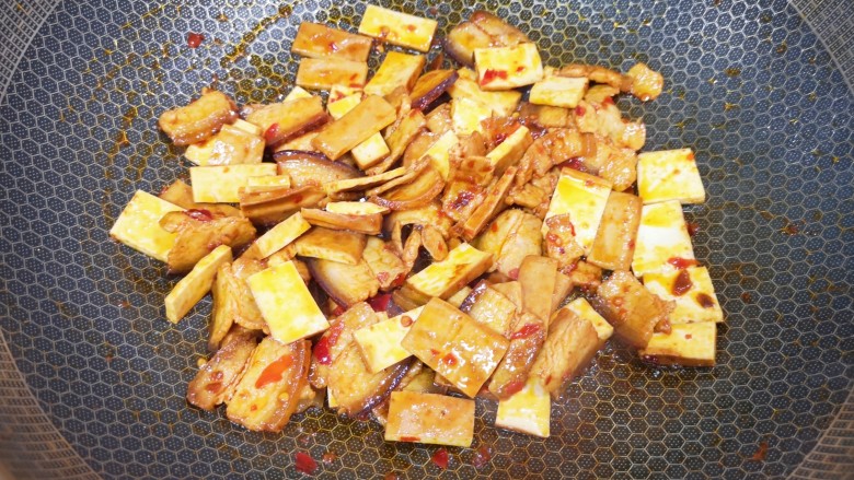辣椒豆腐干小炒肉,下入豆腐干翻炒均匀。