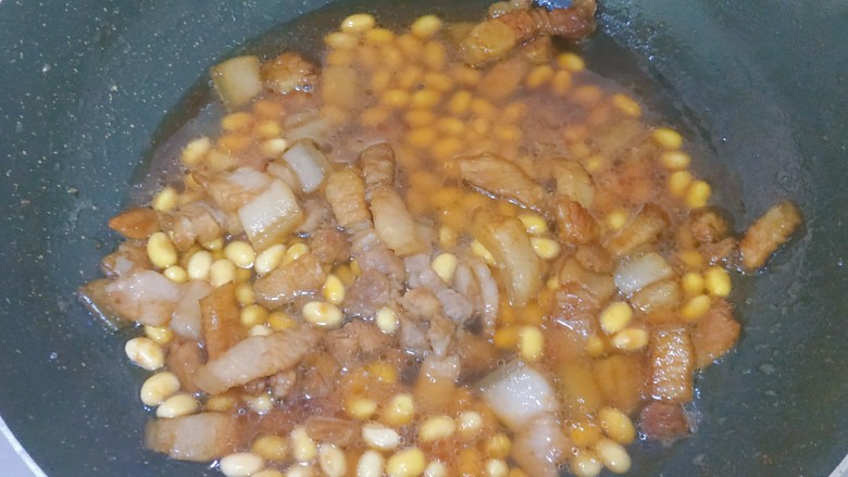 五花肉焖黄豆,加入适量清水