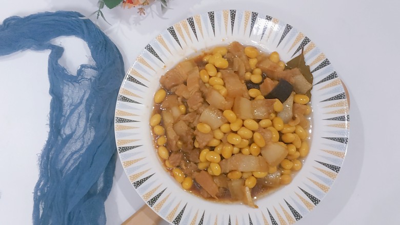 五花肉焖黄豆,出锅装盘