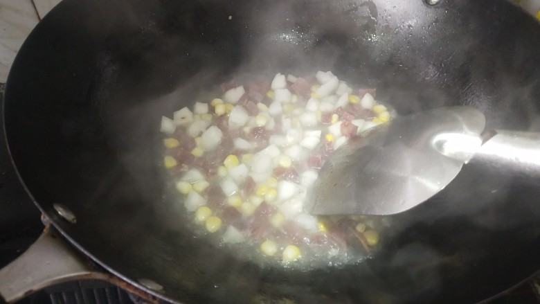 腊肠毛豆,加入适量开水烧开，再焖烧3-4分钟