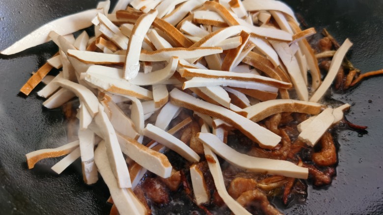 辣椒豆腐干小炒肉,肉丝炒入味后加入豆干丝。