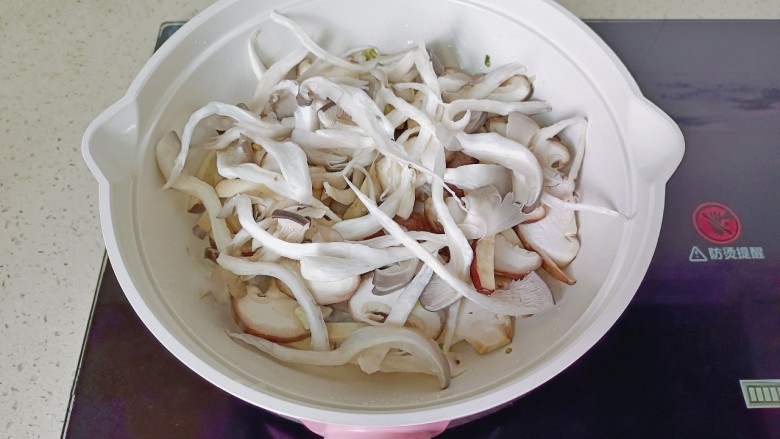 低脂菌菇羹,加香菇，平菇翻炒均匀。