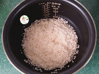腊味糯米饭,接着将糯米用水淘洗干净，倒入电饭煲中