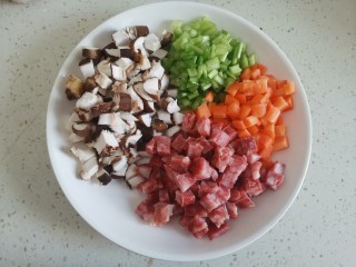 腊味糯米饭,把腊肠，胡萝卜，香菇，芹菜都切丁