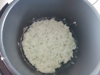 腊味糯米饭,把泡好的糯米放入锅里蒸熟