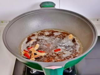 驱寒汤,锅中加水，冰糖，酒酿，红枣烧开。
