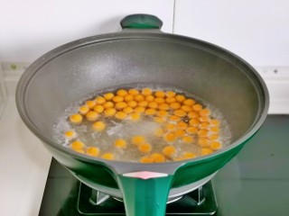 驱寒汤,水开下南瓜糯米圆子，煮至漂浮在上面即可。