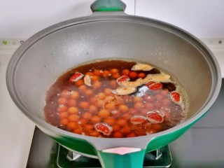驱寒汤,下入煮熟的圆子。