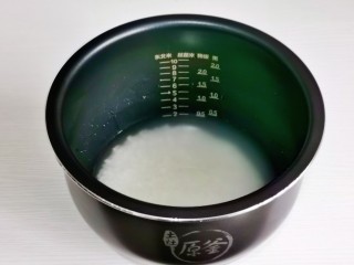 腊味糯米饭,米淘好加入和平时做米饭同样的水量即可。