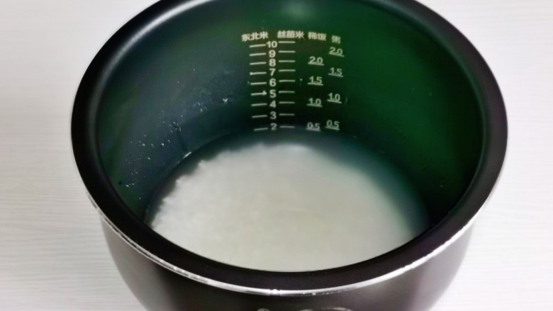 腊味糯米饭,米淘好加入和平时做米饭同样的水量即可。