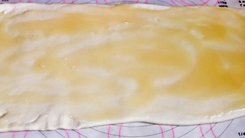 糖酥饼,涂抹均匀，从一端卷起来。