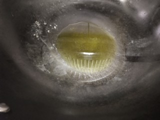 驱寒汤,锅里放入菜籽油，一定要烧热，看到冒小泡泡就可以