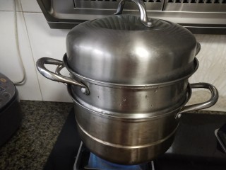 腊味糯米饭,泡好的糯米清洗两遍放入蒸锅，冷水上锅蒸25分钟
