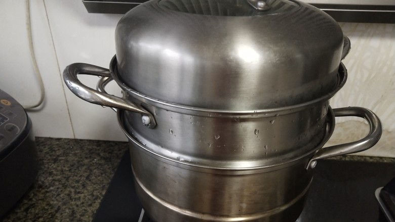 腊味糯米饭,泡好的糯米清洗两遍放入蒸锅，冷水上锅蒸25分钟