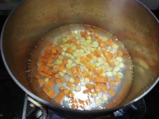 腊味糯米饭,把玉米和胡萝卜丁焯水1分钟左右