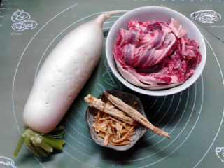 萝卜煲羊排,用料：羊腩500克，白萝卜1根，沙参15克，玉竹15克，食盐适量，清水适量。