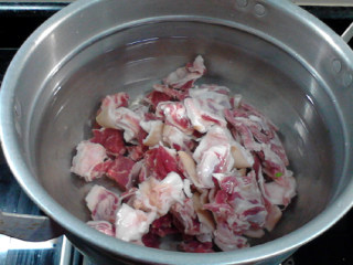 萝卜煲羊排,放入冷水锅中。