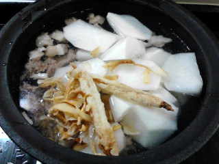 萝卜煲羊排,砂煲内加入适量清水，把煮过的羊肉、萝卜、玉竹、沙参放入锅中。