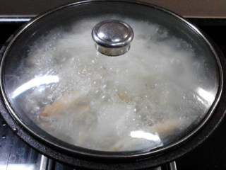 萝卜煲羊排,盖上盖子，大火煮开后，转中小火慢焖约2~3小时。