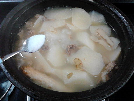 萝卜煲羊排,煮到羊肉熟软，加入食盐调味。