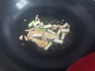 萝卜煲羊排,起锅烧油先下入羊油，翻炒至微焦，再下入葱姜炒香