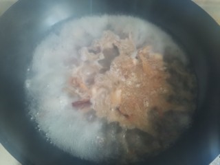 萝卜煲羊排,加入适量的开水大火煮开，转小火炖20分钟