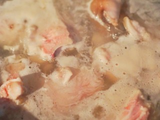 这个春节一定要做的酱猪蹄,2、冷水下锅焯一遍，撇去浮沫。