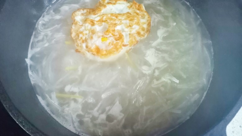 萝卜丝煎蛋汤,放入鸡蛋，加入一大碗开水，煮至汤汁微白。
