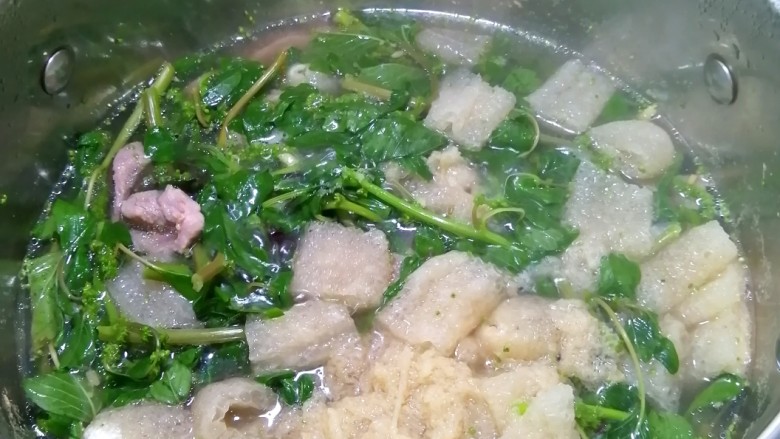 猪展苋菜汤,加入盐调味