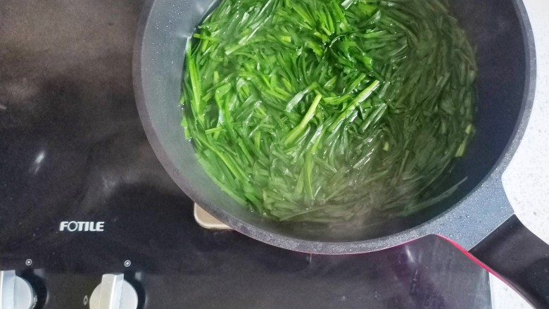 凉拌韭菜,锅中烧开水，放入韭菜焯水一分钟捞出，