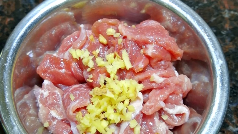 腐竹番茄炖肉,加入姜末