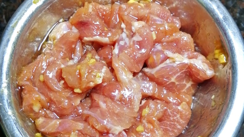 腐竹番茄炖肉,拌匀，腌十分钟