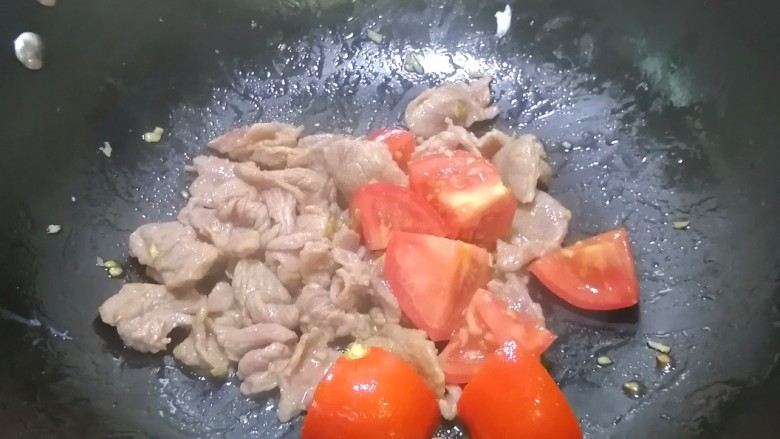 腐竹番茄炖肉,炒至变色，加入番茄