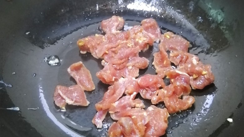 腐竹番茄炖肉,重新热油锅，加入肉片