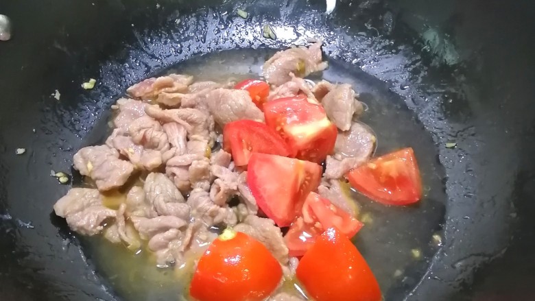 腐竹番茄炖肉,加入少许水