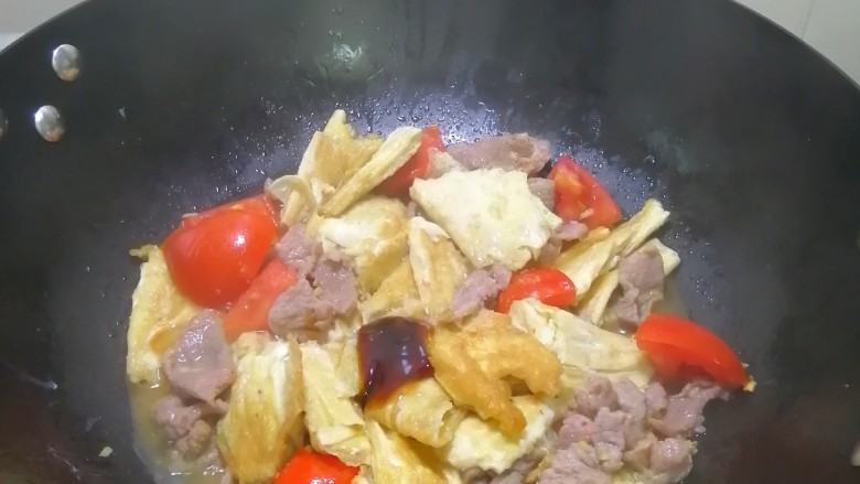 腐竹番茄炖肉,加入盐和蚝油调味