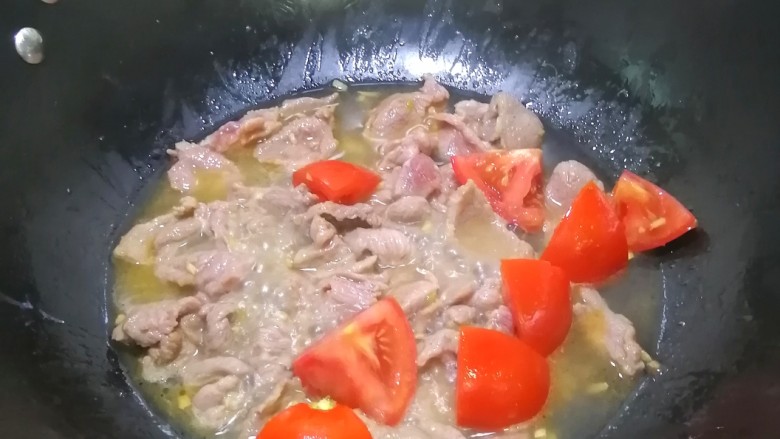 腐竹番茄炖肉,煮至熟