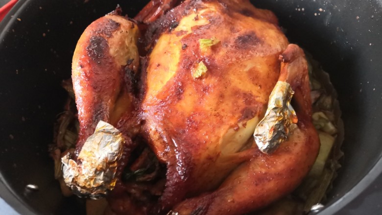 空气炸锅版手扒烤鸡,时间到，出锅，如果底下蔬菜不熟，可取出鸡后单独再烤几分钟。