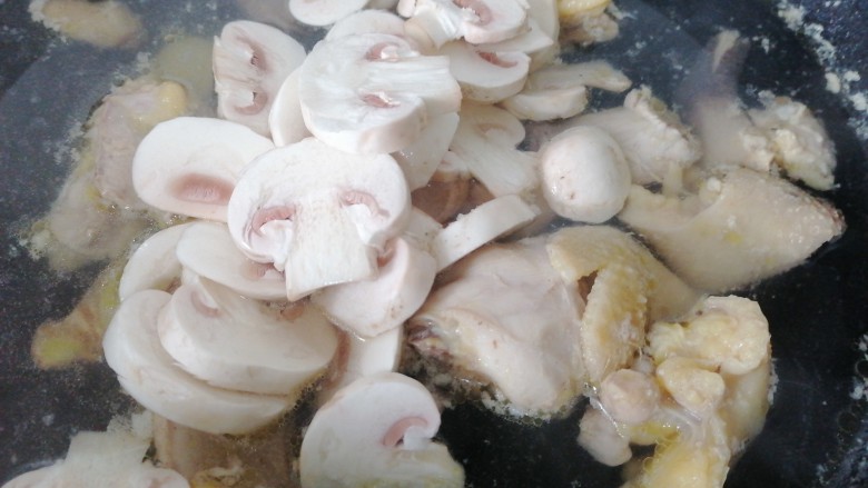 #闹元宵#竹荪鸡汤,炖一会之后放入蘑菇一起炖