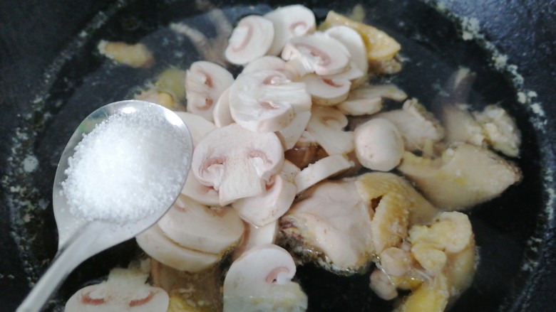 #闹元宵#竹荪鸡汤,加入一勺盐调味