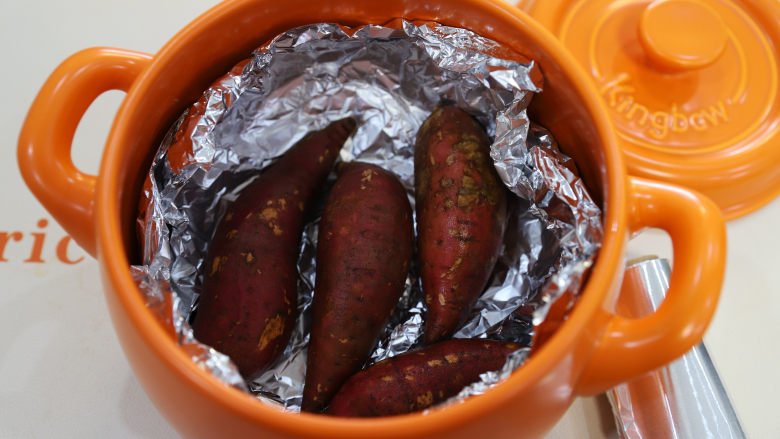 砂锅烤红薯,红薯的个头不要选太大的，匀称细长一些，烤的时候需要的时间就少，又大又粗的红薯会比较耗时间。

把红薯洗干净，直接铺在锡纸上。